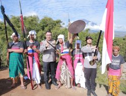 Polda NTB Kibarkan Bendera di Bukit Selong Sembalun, Sambut HUT RI Ke-77