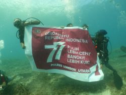Sambut HUT RI ke 77, Polres Lotara Kibarkan Bendera di Dasar Laut