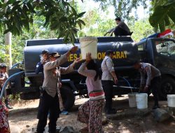 Polres Lobar Distribusikan Air Bersih di Dusun Tibu Lilin Lembar