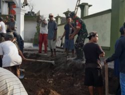 Babinsa Rakam dan Warga Gotong Royong Pembongkaran Masjid Al Falah