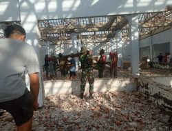 Danramil 1615-01/Selong Kerahkan Personel Gotong Royong Bongkar Atap Masjid Al Falah