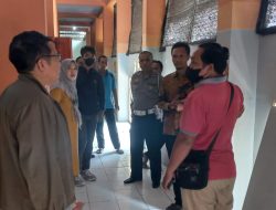 Siswa SMPN 14 Mataram Jebol Sekat Pembatas Sekolah SDN 9