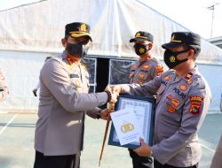 Kapolres Sumbawa Berikan Piagam Penghargaan dan Uang