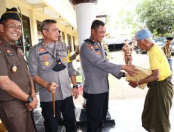 Kapolres Bima salurkan sembako bagi masyarakat Dampak Kenaikan BBM