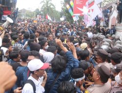 Masa Aksi Demo diwarnai Saling Dorong Dengan Polisi