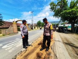 Kapolsek Seteluk Bersihkan jalan Raya Akibat Minyak Tumpah