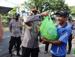 Pasca Kenaikan BBM, Kapolres KLU Berikan Bansos  Bagi Lansia