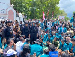Saat Demo Saling Dorong, Usai Aksi Saling Rangkul Dengan Polisi