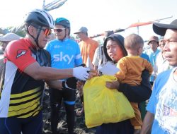 Kapolda NTB Berikan Sembako ke Warga