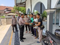 Polsek Mataram Bagikan Sembako Kepada Warganya