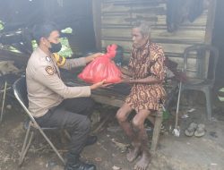 Bhabinkamtibmas Manemeng Salurkan Bansos Bagi Warga Bina’an