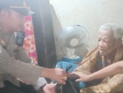 Polsek Pagutan  Bagikan Bansos Pada Warga