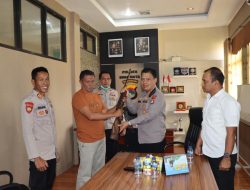 Warga Serahkan Senpi Rakitan pada polres Bima