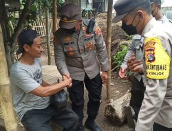Polsek Gunungsari Serahkan Paket Bansos