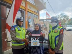 Sambut Hut Lantas ke 67, Polres Bima Kota Bagi Helm Gratis