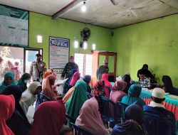 Bhabinkamtibmas Himbau Warga  Saat Terima  BLT_BBM