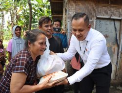Kapolresta Mataram Bagikan Bansos ke Warga