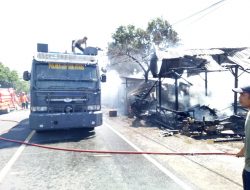 Polres Lotara Gunakan Mobil AWC Padamkan Kebakaran