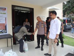 Kapolresta Mataram Bagi Bansos Kepada Rekan Media