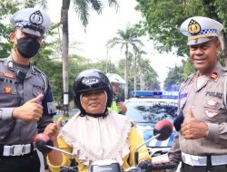 Sambut HUT Lantas Ke-67  Polresta Mataram Bagikan Helm Gratis