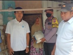Polsek Bier Bagi Sembako Terhadap Warga di Desa Tarusa