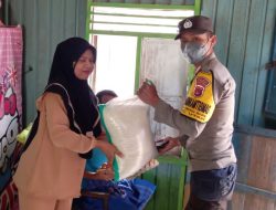 Polsek Utan Bagikan Sembako Pada Tiga Desa