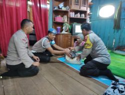 Polsek Buer Bagikan Sembako Bagi Warga