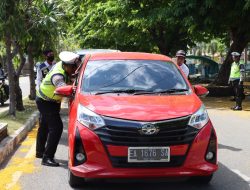 Personil Sat Lantas Bantu Pengendara di Jln Pertokol Bima