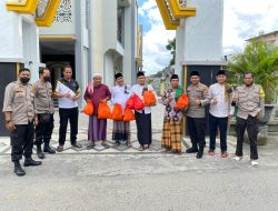 Kapolsek Sandubaya Safari Jumat dan Bagikan Bansos