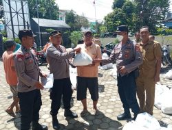 Polsek Narmada Salurkan Bansos Bagi Warga