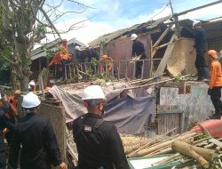 Brimob Polda NTB Evakuasi Korban Angin Puting Beliung