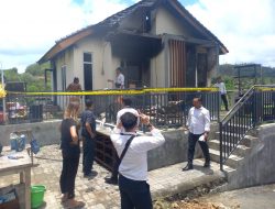 Akibat Konsleting Listrik Sebuah Rumah Terbakar