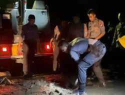 Dit Samapta Polda NTB Bersihkan Puing-Puing  Longsor