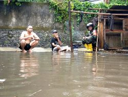 Dandim 1620/Loteng Kerahkan Personel Bantu Warga Kampung Jawa Yang Terdampak Banjir