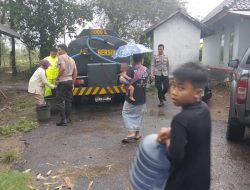 Polres Loteng Salurkan Air Bersih Pasca Banjir