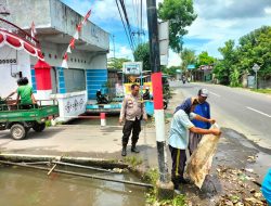 Bhabinkamtibmas Pagutan Gotong Royong Bersama Warga