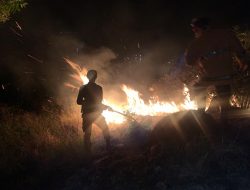 Personil Gabungan Polres Lotara Padamkan Kebakaran Hutan
