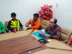 Puluhan Tenaga Honorer Datangi Gedung Dewan, Ketua DPRD Sumbawa Akan Perjuangkan Aspirasi ke Pempus