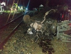 Mobil Daihatsu Ayla Ringset Di Tabrak Kereta Api Tujuan Medan
