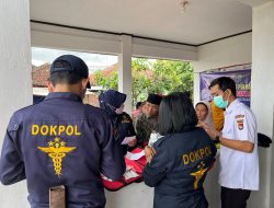 Biddokes Polda NTB Berikan Pengobatan Gratis Warga Terdampak Banjir