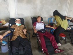 Polsek Gunungsari Partisipasi Donor Darah HUT Desa Penimbung Ke-57