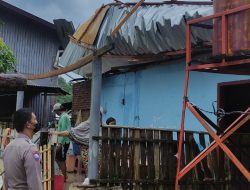 Bhabinkamtibmas Cek Rumah Warga Rusak Akibat Angin