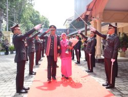 Kapolresta Mataram Pimpin Tradisi Pedang Pora Wisudawan Purna Bakti AKBP Moh Riza
