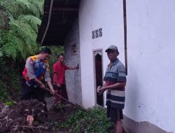 Bhabinkamtibmas Sesaot Gotong Royong Bersama Warga