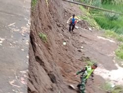 Bhabinkamtibmas & Babinsa Desa Suranadi Evakuasi Jalan