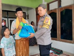 Bhabinkamtibmas Monjok Berikan Sembako Terhadap Warga Duka