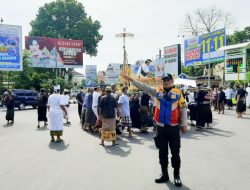 Polsek Mataram Kawal Upacara Ngaben