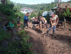 Bhabinkamtibmas Gotong Royong Perbaiki Jalan Bersama Warga