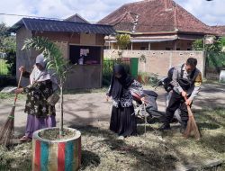 Bhabinkamtibmas Gotong Royong Bersama  Warga Masyarakat