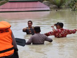 AKBP Jose D.C Fernandes Pantau Dan Salurkan Bansos Ke Lokasi Banjir